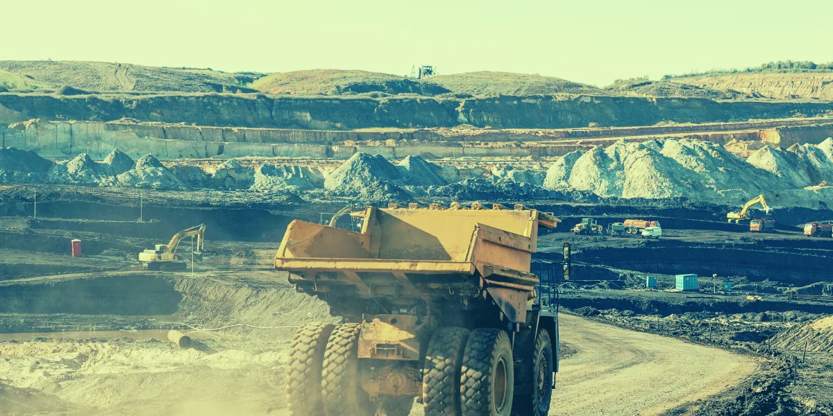 Faena minera con camión de extracción